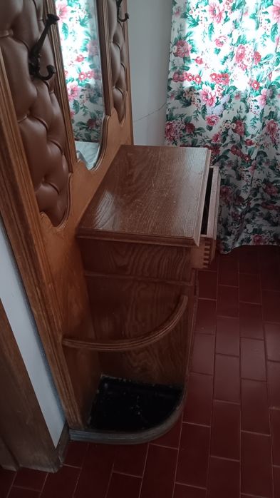 Móvel de entrada com cabide em madeira  e espelho