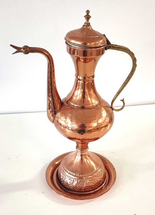 Jarro decorativo em cobre com prato
