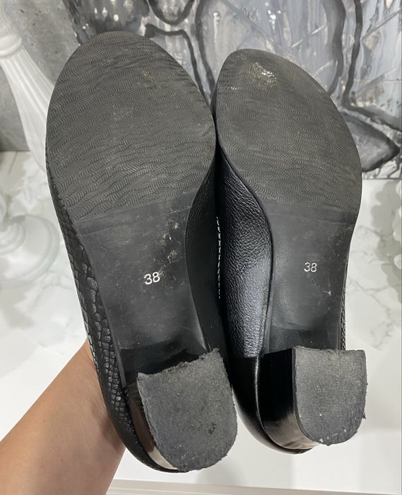 Czarne skórzane buty na obcasie niskim 38 skóra monax