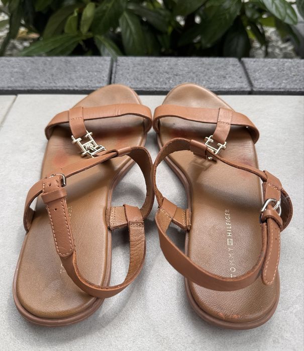 Sandały Tommy Hilfiger – skórzane, brązowe