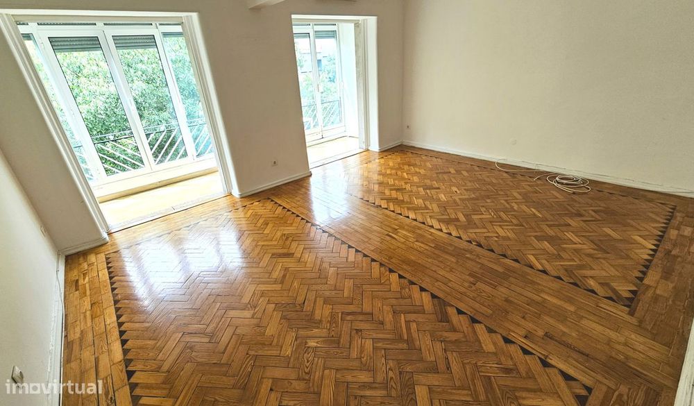 T3 Duplex à Estação de Comboios de Benfica - Av. Gomes Pereira