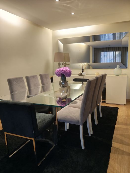 Conjunto de Sala de Jantar Interdesign: Mesa Vidro/Metal + 8 Cadeiras + Espelho Panorâmico