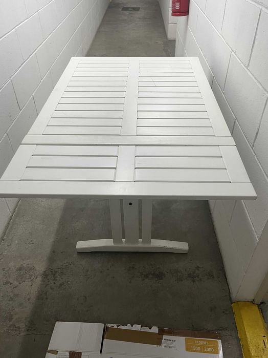 Mesa de pinho com 3 cadeiras, em muito bom estado