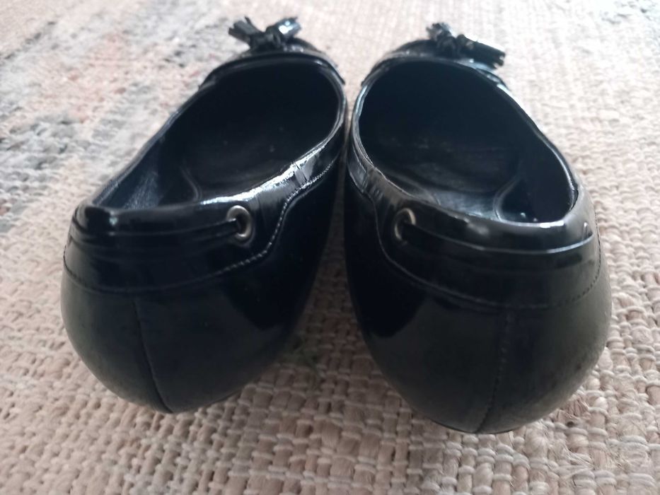 Sabrinas estilo mocassins em couro preto envernizado T37 Lola Cruz