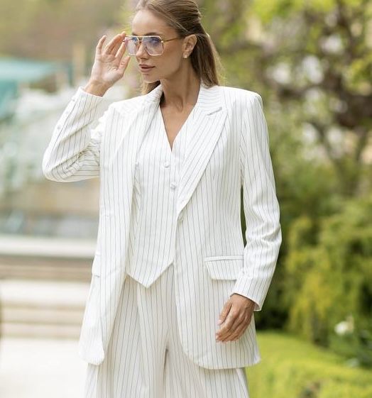 Пиджак молочный в тонкую полоску