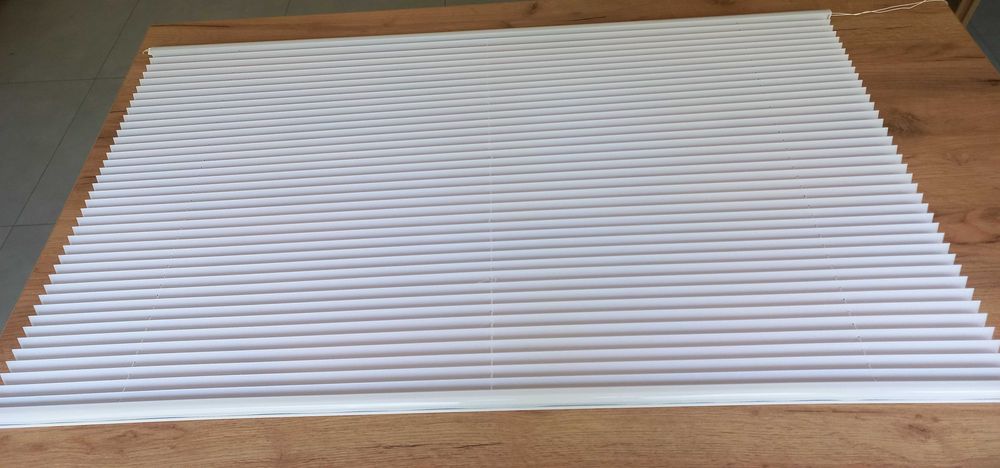 Biała bez wiercenia roleta plisowana