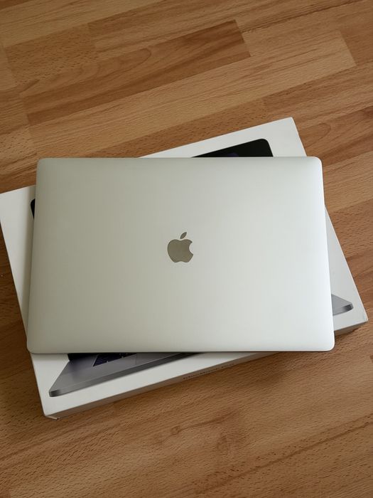 MacBook Pro 16 2019 i7 / 16 GB / 512 GB Silver