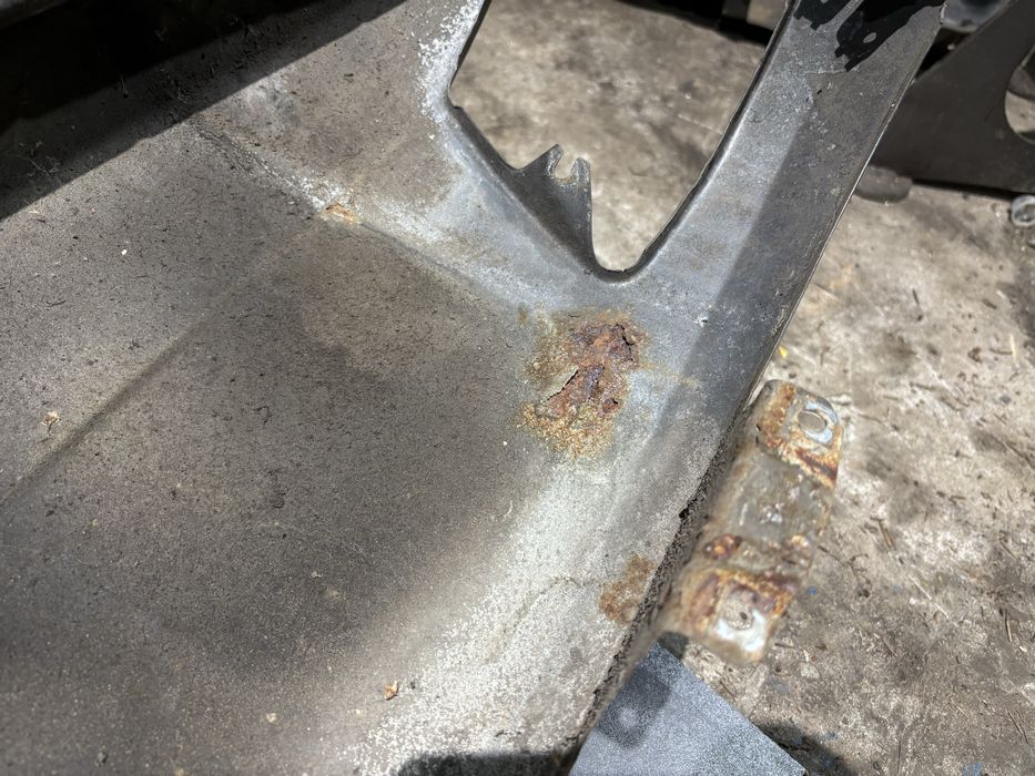 Błotnik lewy przód BMW E32 delphin