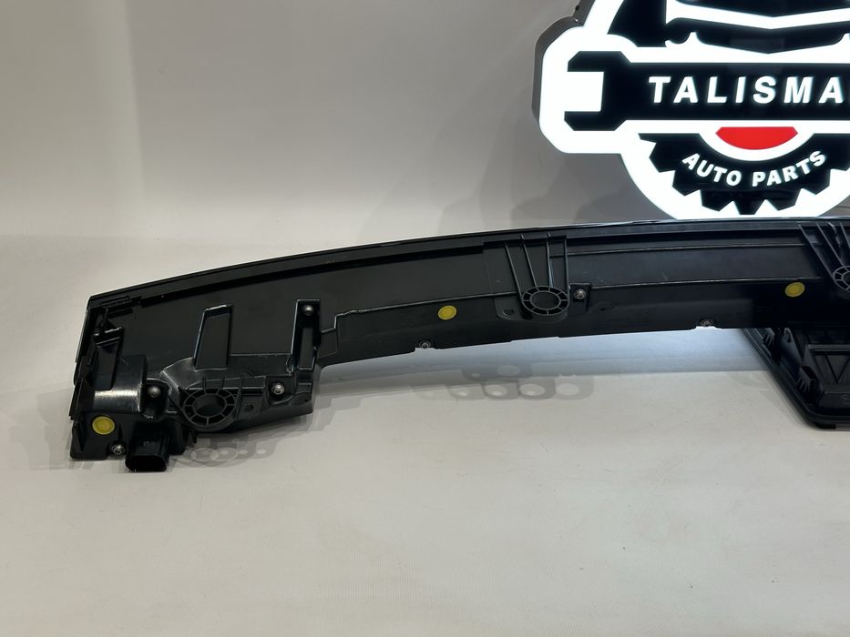 Porsche Taycan центральний фонарь бленда в наявності 9JA945082G
