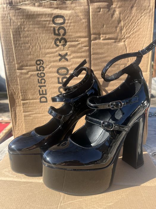 Взуття нове на стійкому високому каблуці