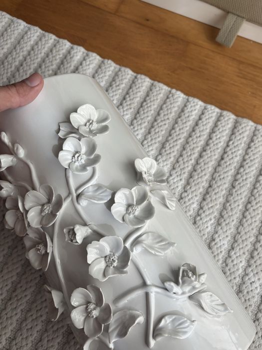 Vaso com detalhes florais