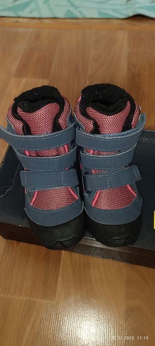 Зимові чобітки для дівчинки у чудовому стані з коробкою