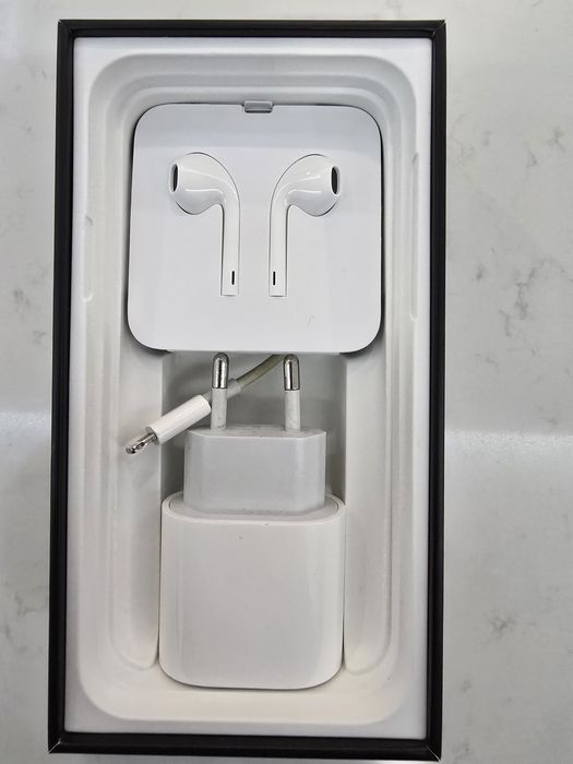 Iphone 11 pro com phones e carregador