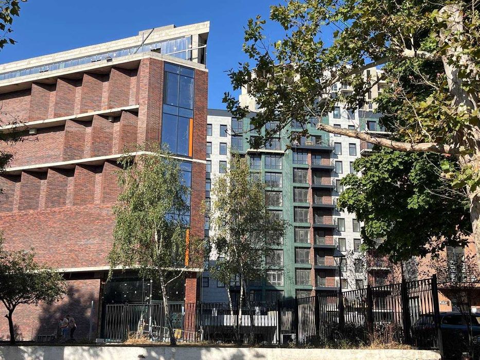 Дерби ТЦ фасад здание 7700 м +терраса, паркинг, рампа