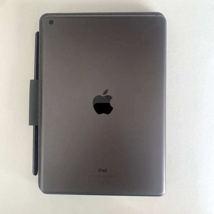 Ipad 9 geração 64gb + Case Logitech Combo Touch (teclado + trackpad)