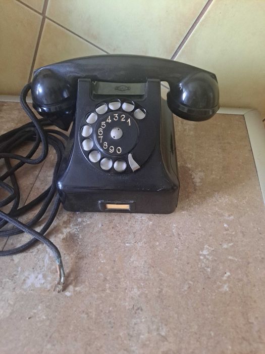 Stary, bakelitowy telefon z lat 60-tych RWT CB-49/B-A.