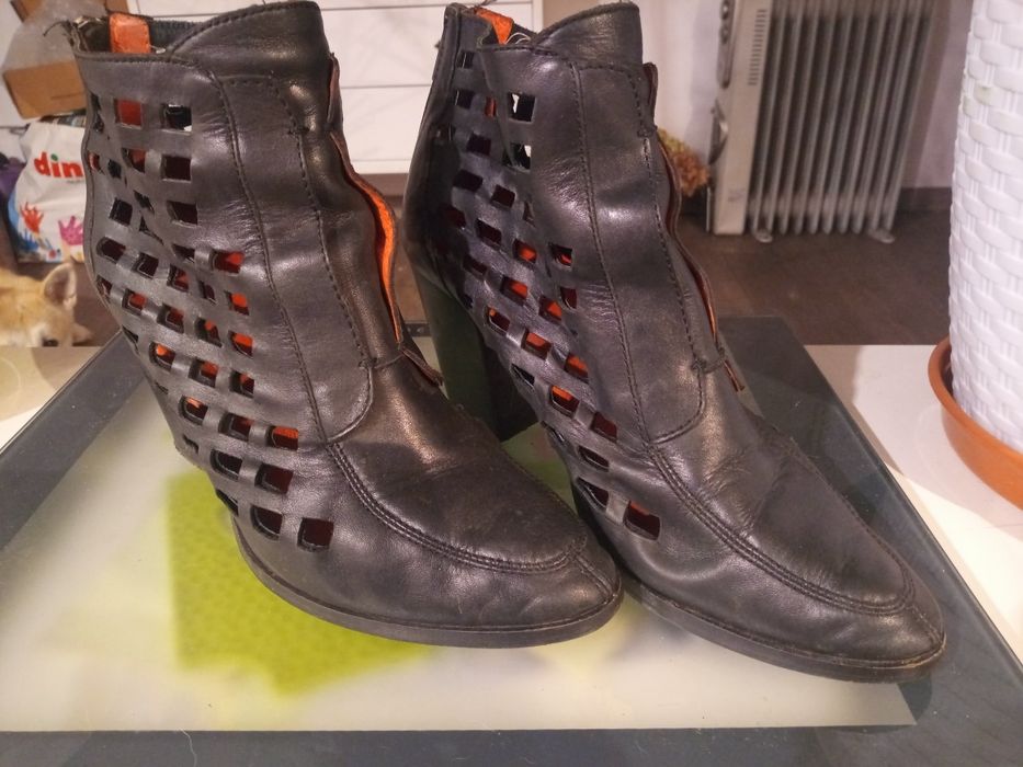 Czarne szkorzane botki 39