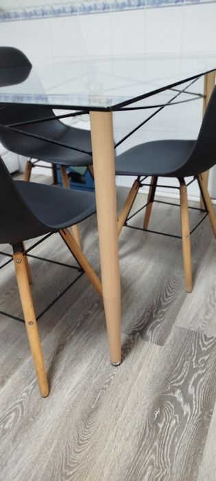 Mesa vidro e madeira com 3 cadeiras