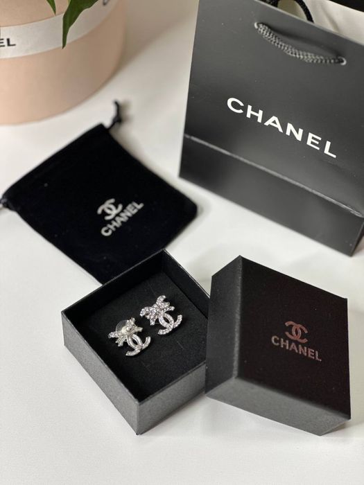Сережки Chanel.