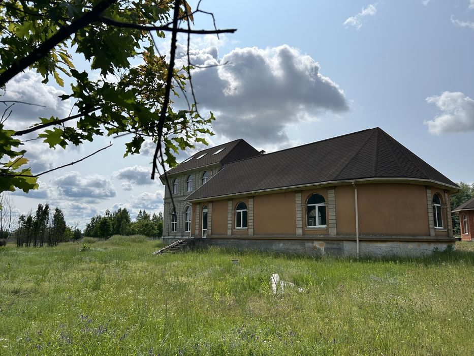 Будинок з озером