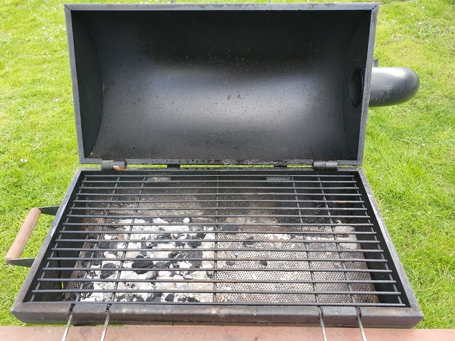 Grill ogrodowy z kominem.