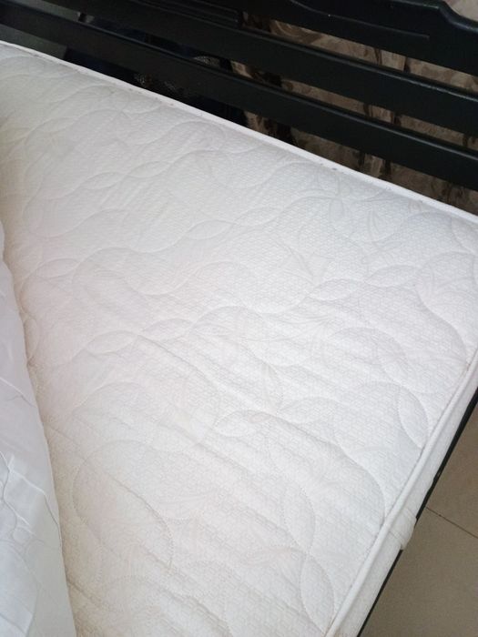 Двуспальная кровать.