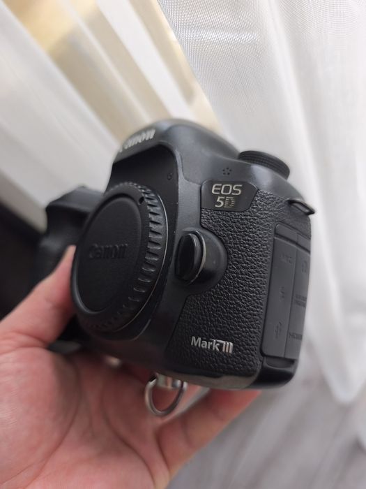 Продам фотоапарат Canon EOS 5D Mark III