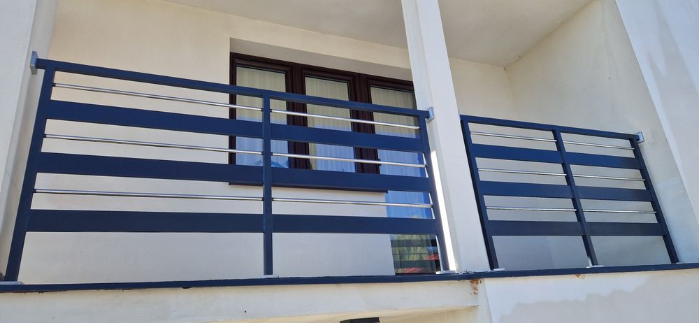 Balustrady malowane proszkowo i ze stali nierdzewnej