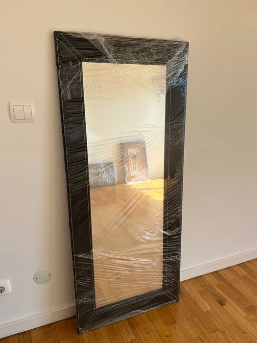 Espelho com moldura preta e pesponto branco. Muito bom estado!