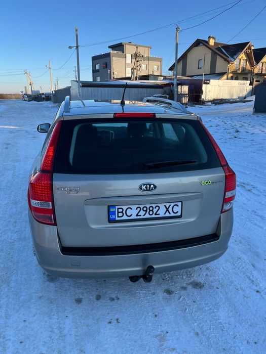 Легковий автомобіль Кіа Сід в кузові універсал