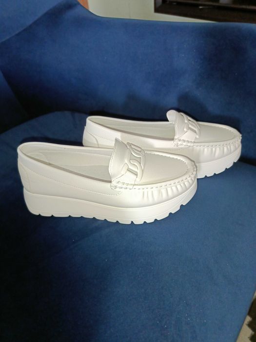Białe nowe mokasyny
