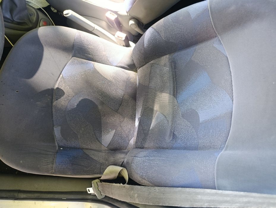 Carro citadino impecável