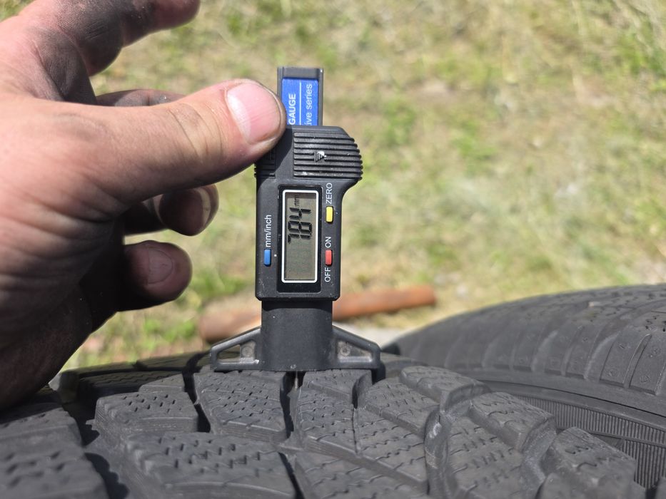 Зимові шини Dunlop 215/60 R16