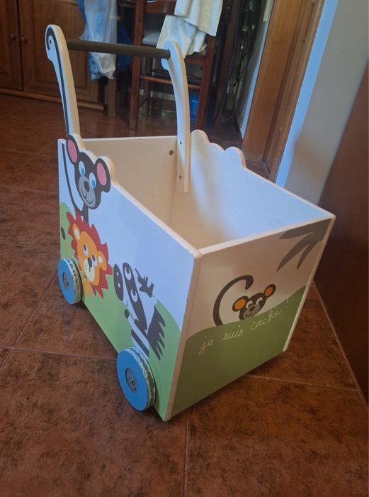 Conjunto de cabide e carro andarilho