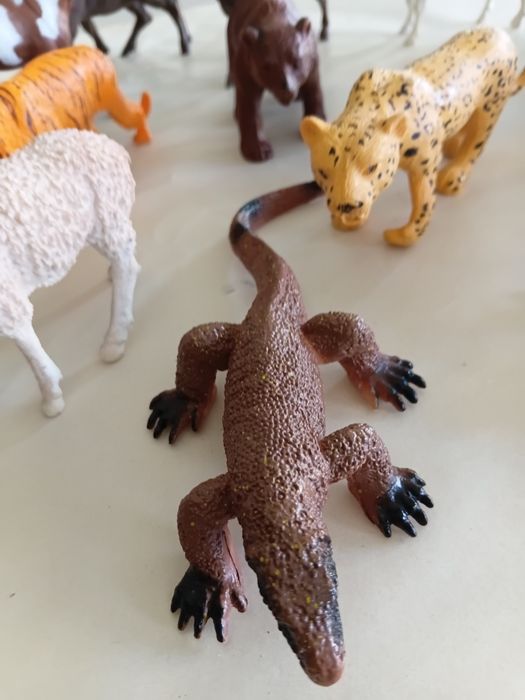 20 figuras de animais de marca com 12 cm(novos)