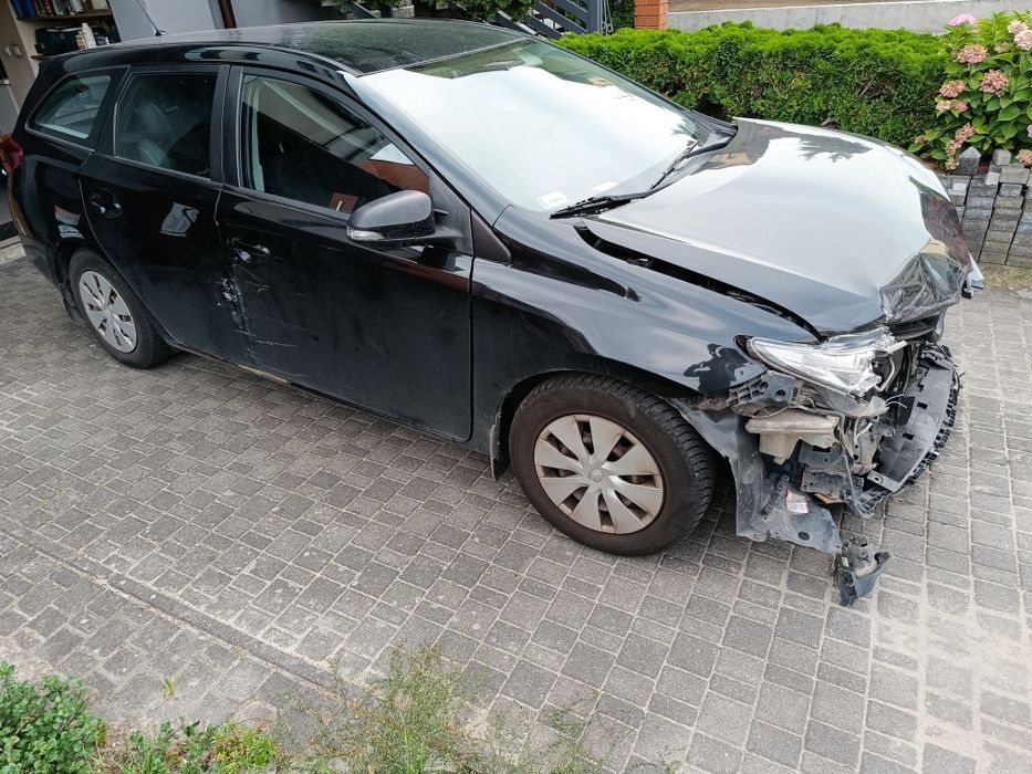 Toyota Auris kombi 1.4 D-4D 90 KM