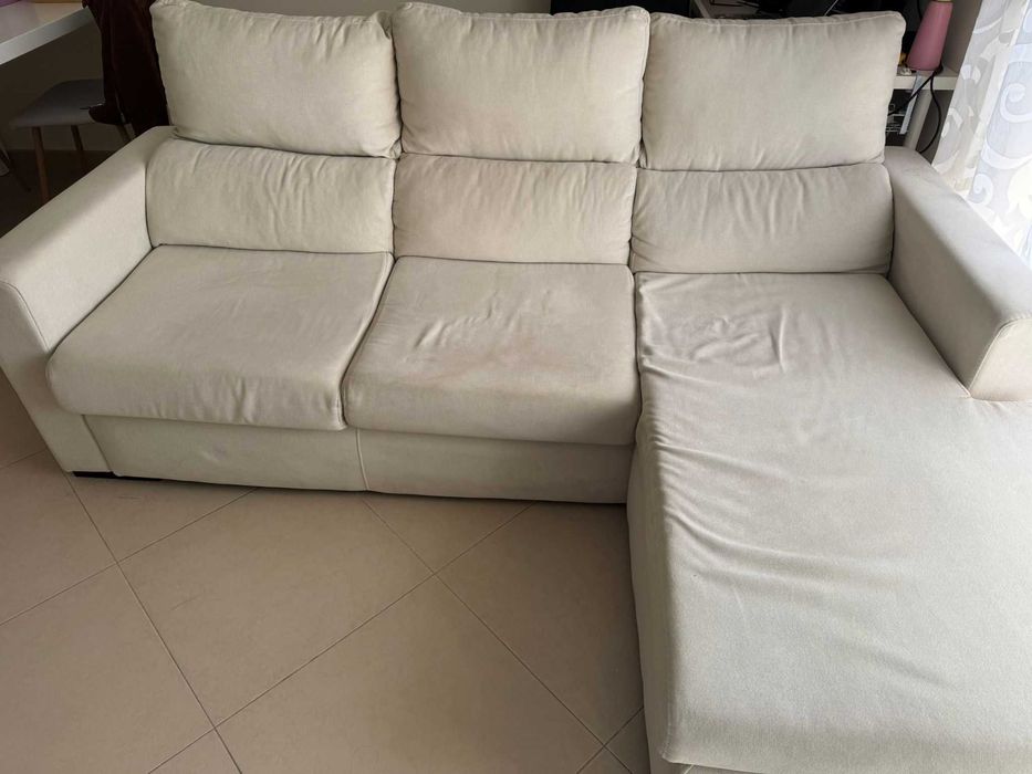 Sofá bege com chaise long
