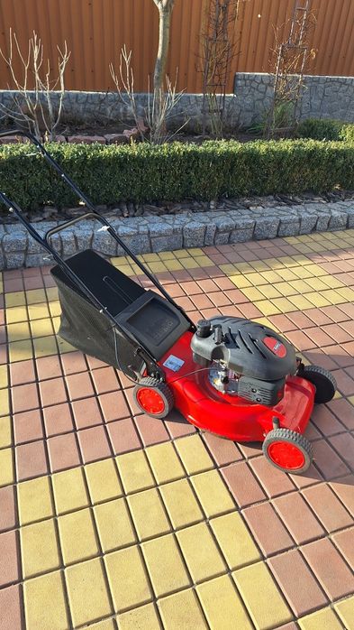 Газонокосарка  бензинова.
