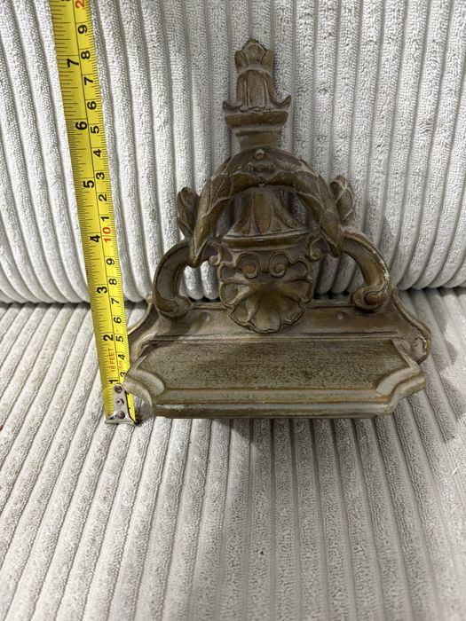 zabytkowy wspornik półki lub ozdoba kominkowa.