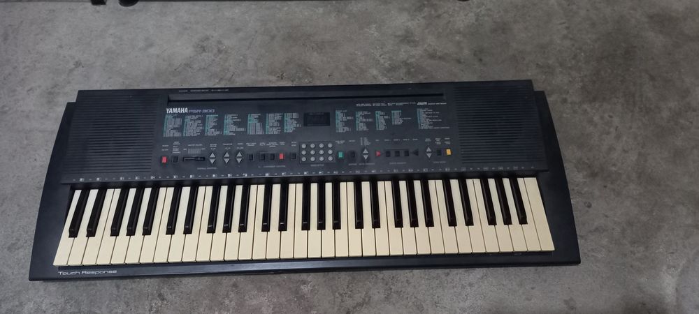 Piano Yamaha 300