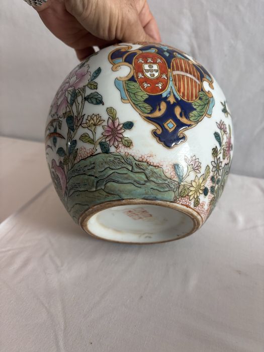 Marca Qianlong  Pote em porcelana chinesa do Século XIX, com as armas reais de Dom João V e Dona Mariana de Áustria