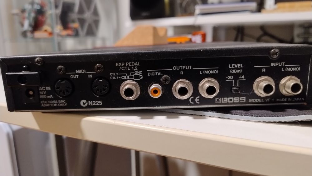 Pedaleira Boss VF-1 e controlador MIDI Roland FC2000
