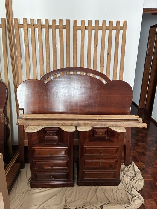 Cama casal + 2 mesas cabeceira madeira maciça com pedra – excelente estado