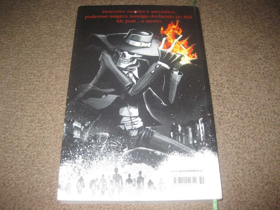 Livro "O Detective Esqueleto" de Derek Landy