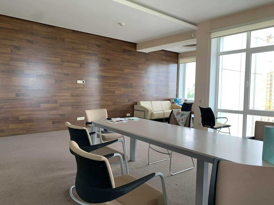 Здається офіс 170 м. кв. в центрі Чорноморська