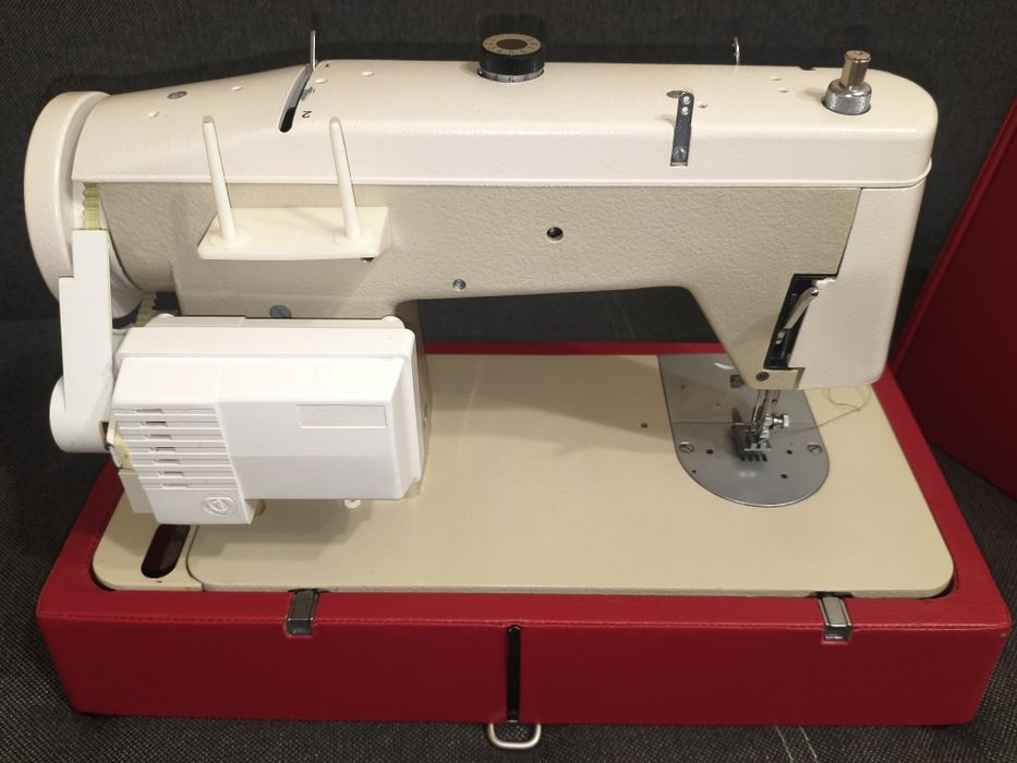 Po dokładnym serwisie maszyna do szycia Łucznik 438