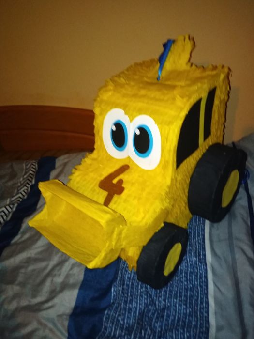 Koparka Piniata urodziny