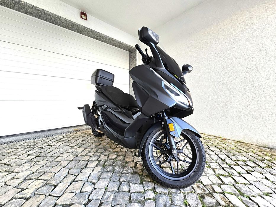 Honda Forza 125 de 2024 com Top Case com apenas 4.680 kms e com garantia da marca