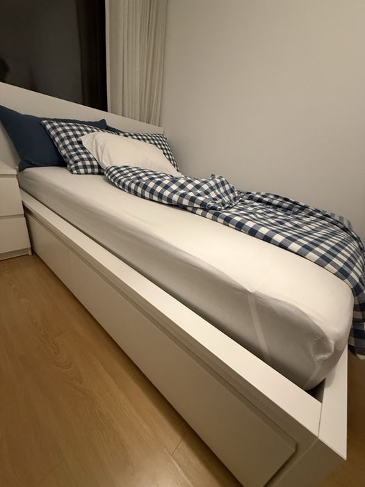 Vendo cama e uma mesinah linha Malm Ikea