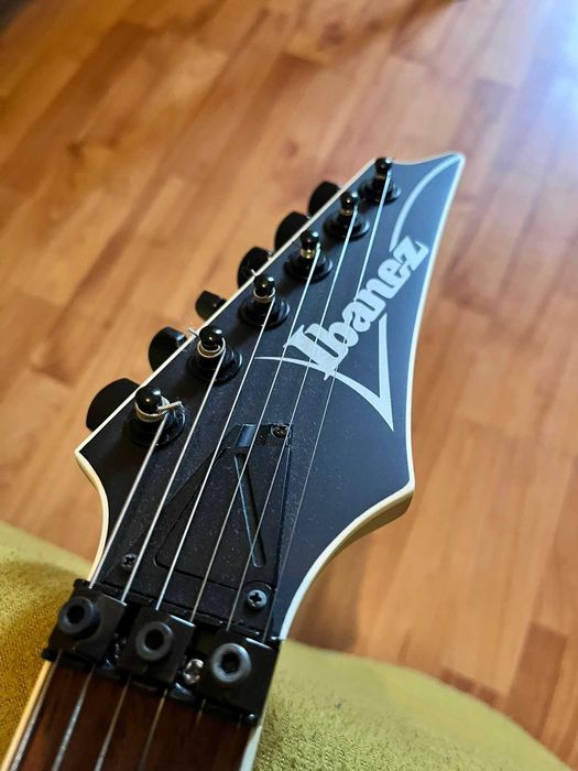 Guitarra Elétrica Ibanez RG320EXZ-BKF em ótimo estado – Pronta a tocar